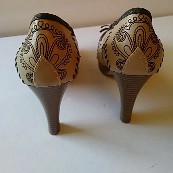 Bongo tan embroidered open toe heels-sz 7 1/2 - Picture 3 of 8